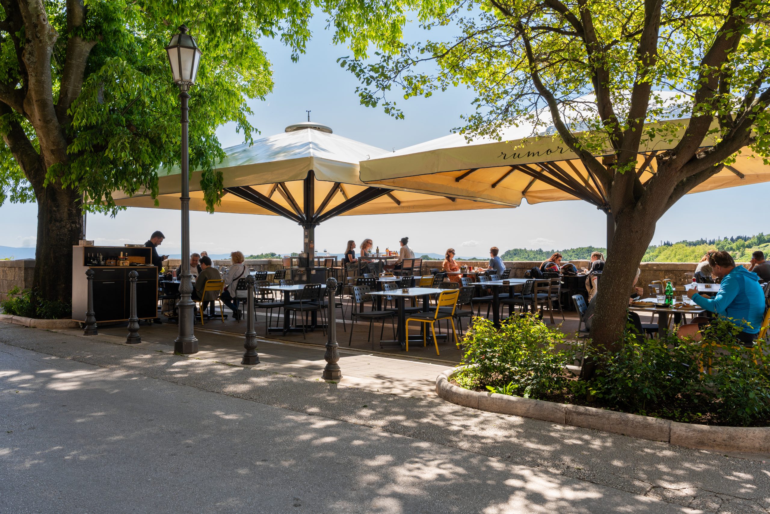Restaurants & Cafés
